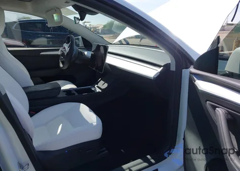 2024 Tesla Model Y Long Range Dual Motor All-Wheel Drive z USA, uszkodzony, nr VIN 7SAYGAEEXRF165581